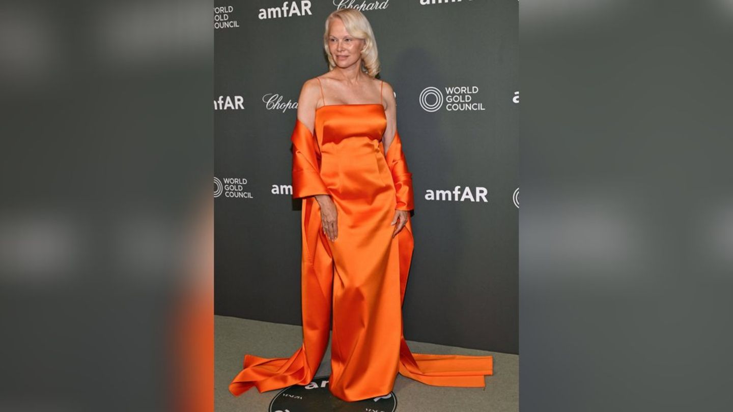 Venedig: Leuchtender Auftritt: Pamela Anderson erhält den Award of Courage