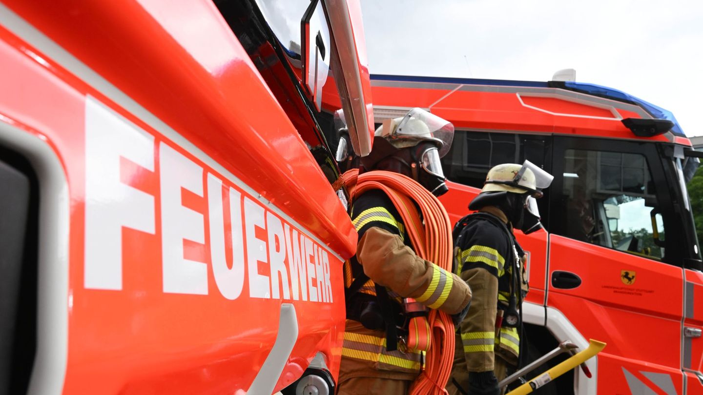 Brände: Feuer zerstört Wohnhaus – Nachbarn müssen Gebäude verlassen