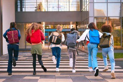 Kinder mit Rucksack laufen