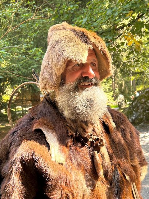 Ötzi-Darsteller im Ötztal: So sah er wohl ungefähr aus, mit Ziegenfellklamotte, Pfeil und Bogen