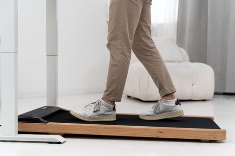 Mann läuft im Homeoffice auf einem Kuipers K1 Walking Pad.