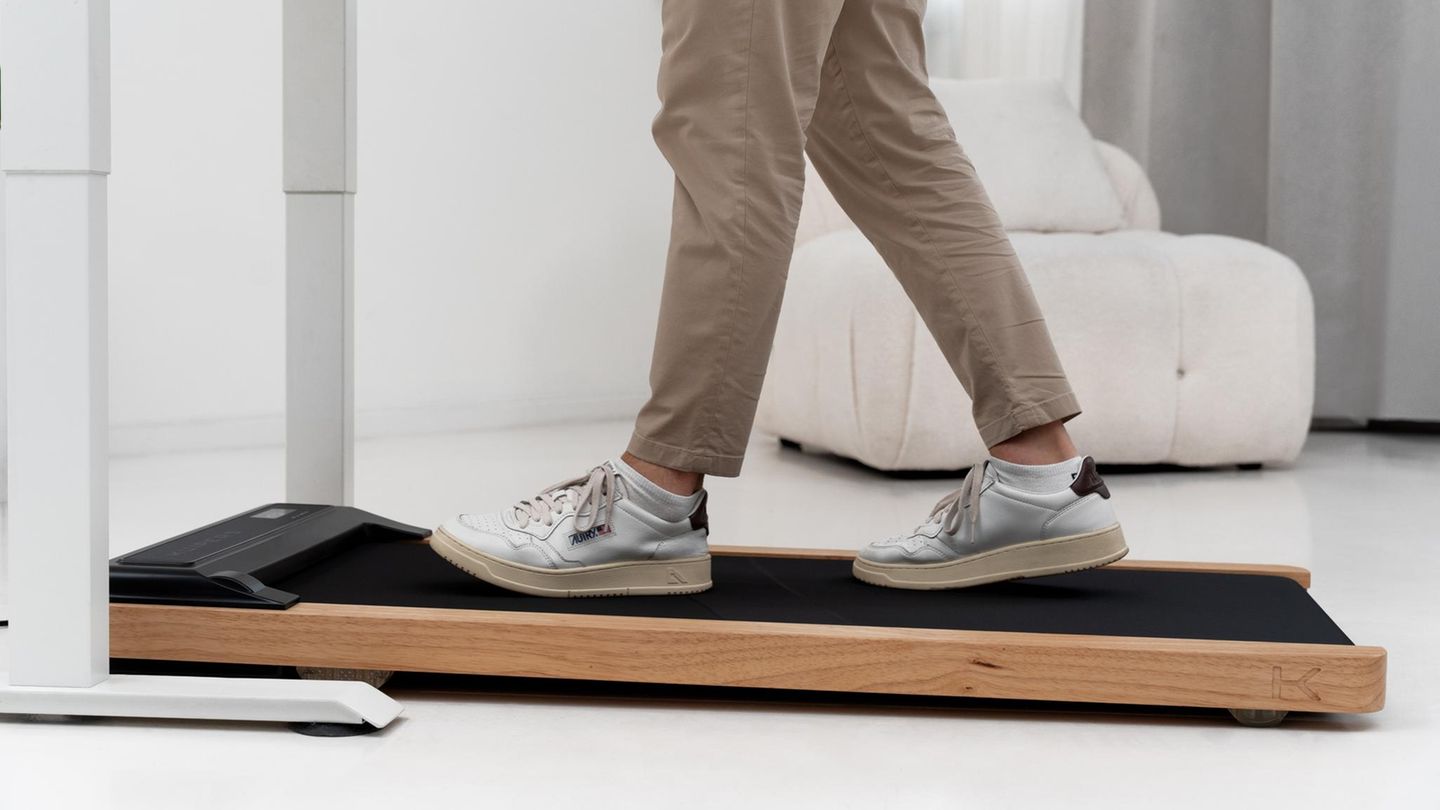 Mann läuft im Homeoffice auf einem Kuipers K1 Walking Pad.