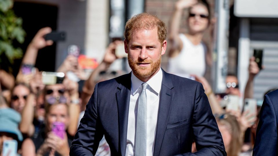 Prinz Harry Zeigt Sich Zum Ersten Mal Nach Der R ckkehr ffentlich prinz-harry-zeigt-sich-zum-ersten-mal-nach-der-r-ckkehr-ffentlich