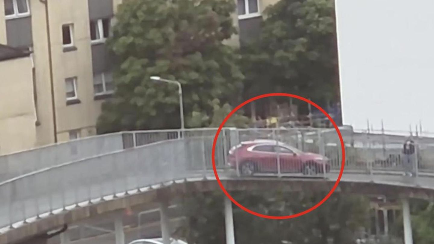 Car gets lost on pedestrian bridge – eyewitness films bizarre U-turn