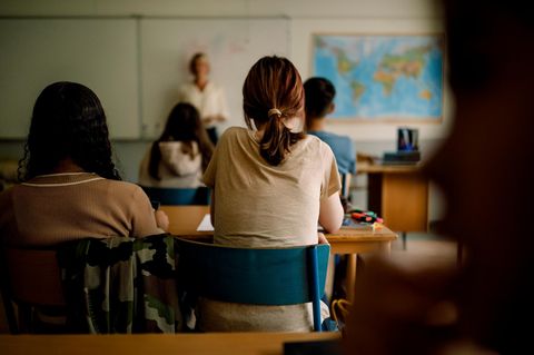 Schüler sitzen im Klassenzimmer