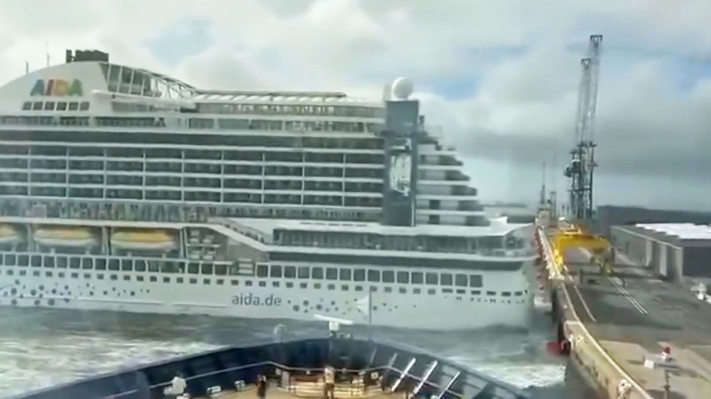 Kräftige Sturmböen: Kreuzfahrtschiff „Aida Perla“ prallt gegen Kaimauer