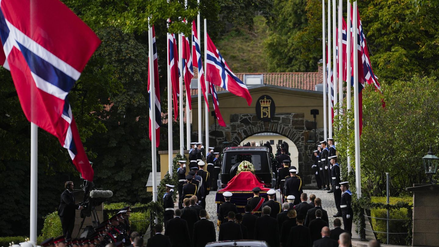 Trauerfeier für König Harald: Tosender Applaus für Haakon und Mette-Marit