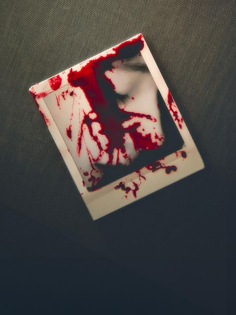 Ein blutverschmiertes Polaroid-Bild mit einem Gesicht einer Frau – Symbolbild für den Fall in Salzgitter