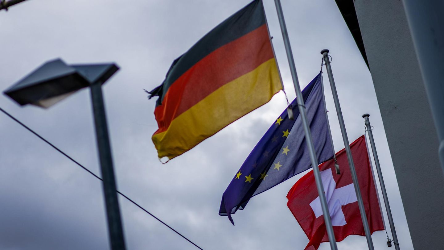 Border crossing to Switzerland closed due to suspected explosives