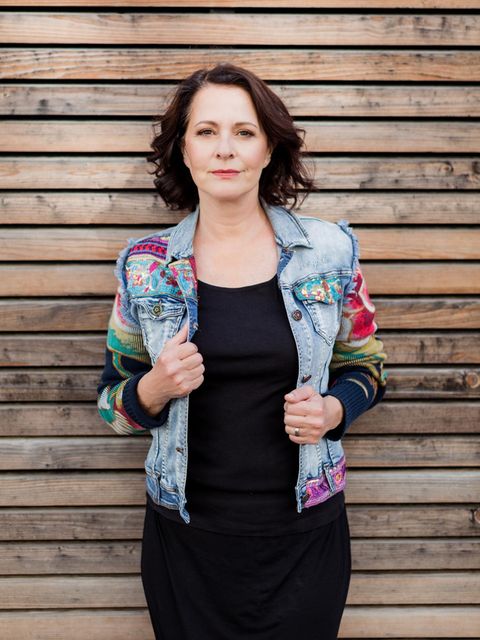 Porträt von Stefanie Stahl in einer Jeansjacke mit bunten Aufnähern