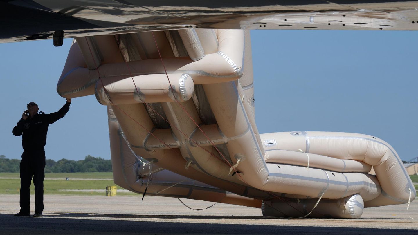 Air Force One malfunction causes astonishment - | Trump denies emergency ...