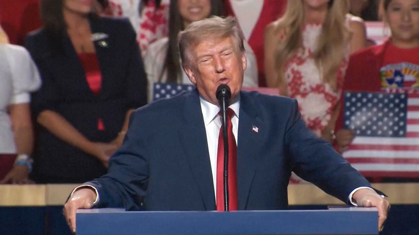 Bizarre Show bei Parteitag: Trump ruft Anhänger offen zum Wahlbetrug auf