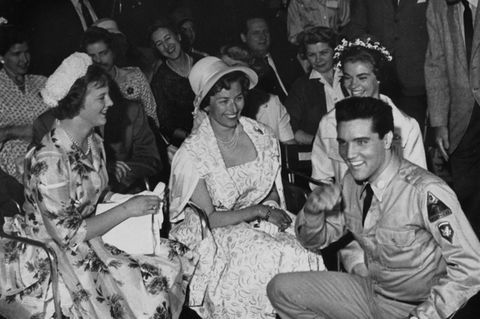 Auch eine Prinzessin kann ein Fangirl sein: Während eines Aufenthalts in den Vereinigten Staaten traf Prinzessin Astrid (Mitte) in Hollywood am 7. Juni 1960 Elvis Presley.