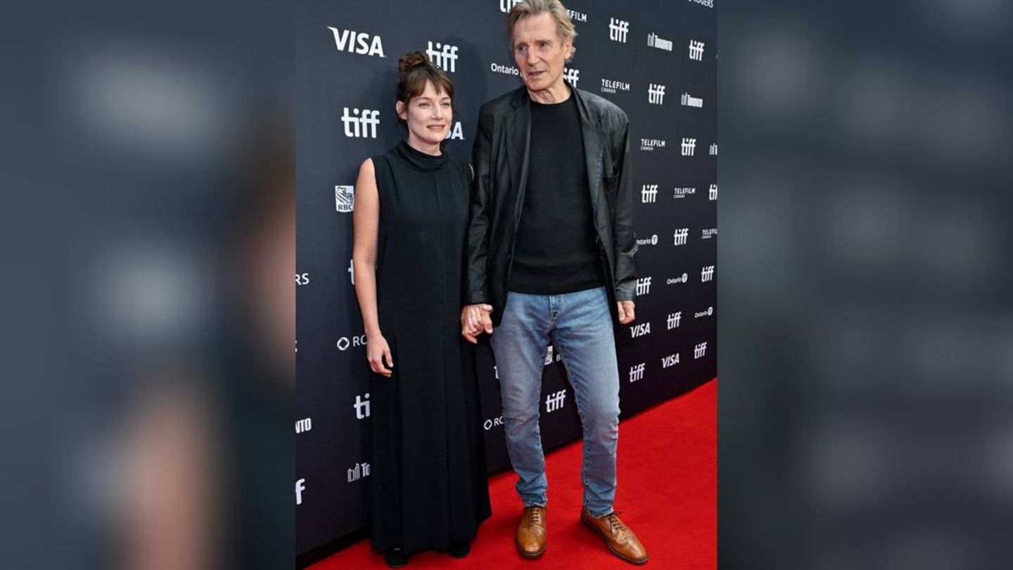 Liam Neeson und Stella Stocker: Händchen haltend auf dem roten Teppich