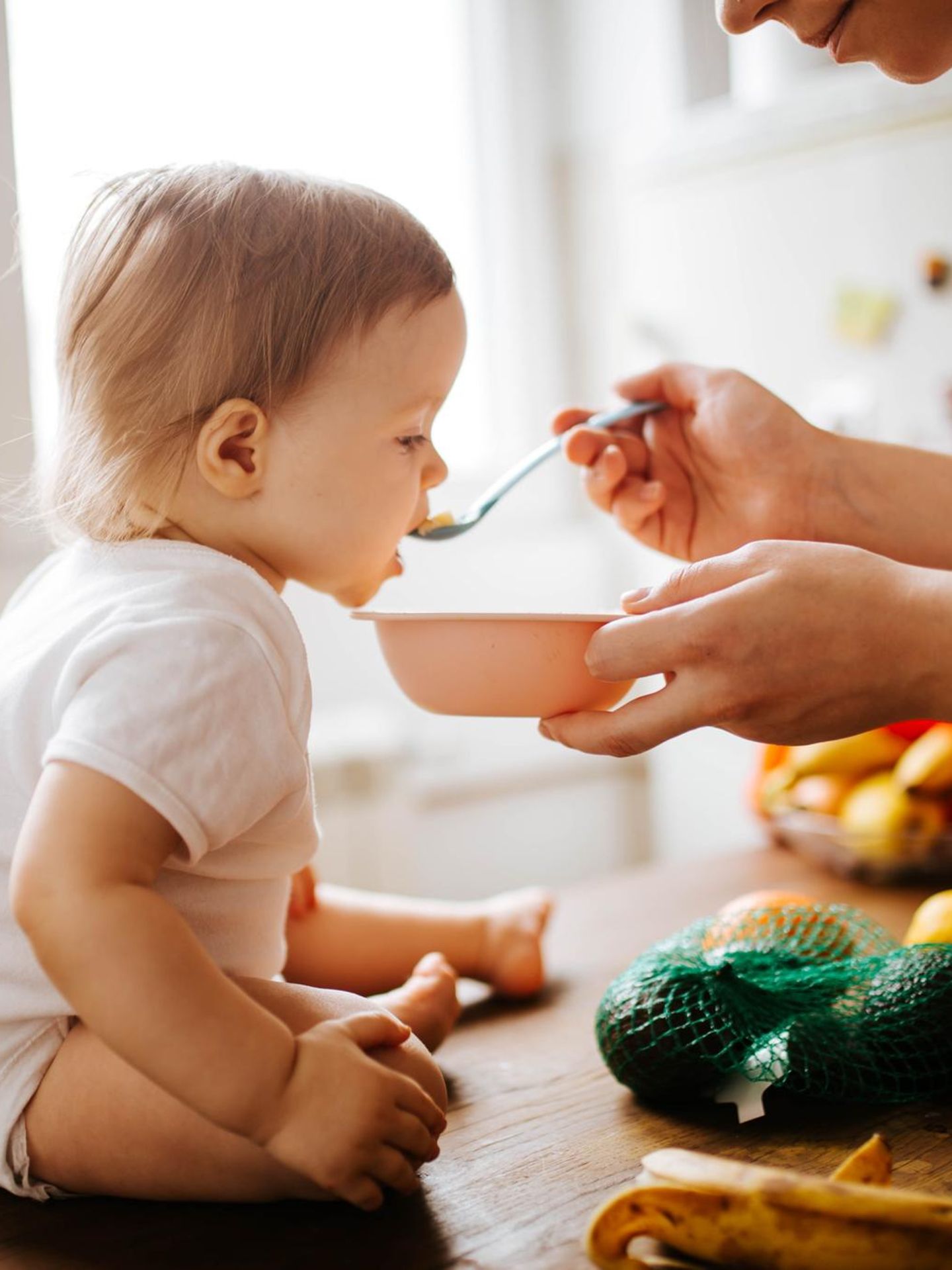 Kinder und Gesundheit: Baby wird mit Brei gefüttert