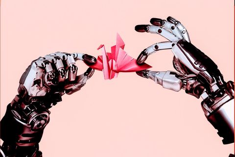 Künstliche Intelligenz ein Roboter hält einen Origami-Schwan