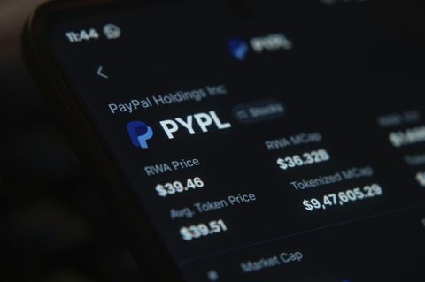 Kennzahlen zur Paypal-Aktie auf einem Bildschirm