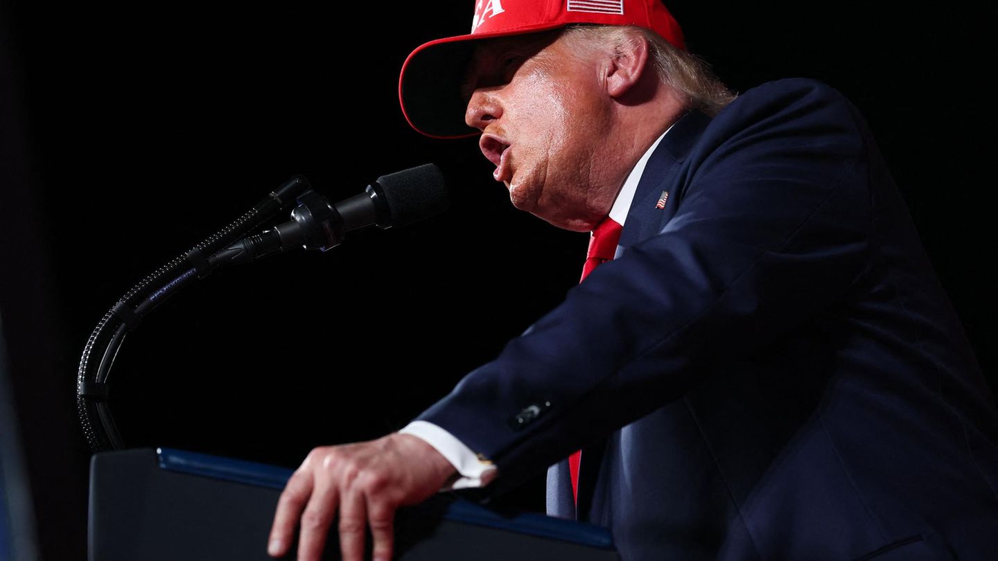 „Sie erschießen euch“: Trump lässt düstere Hasstiraden hinter Plexiglas los