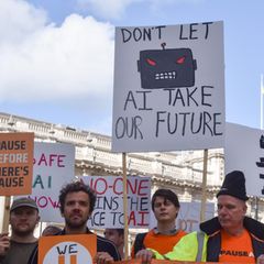 Menschen protestieren in London gegen die Gefahren und schnelle Entwicklung von KI