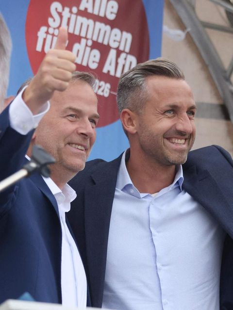AfD-Spitzenkandidat Leif-Erik Holm mit Ulrich Siegmund auf dem Schweriner Marktplatz