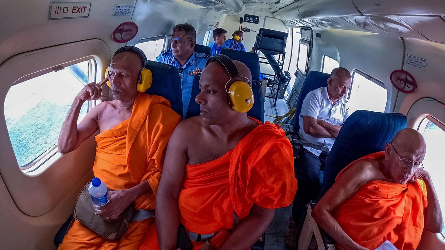 Sri Lanka: Luftwaffe fliegt Mönche über Dürregebiete