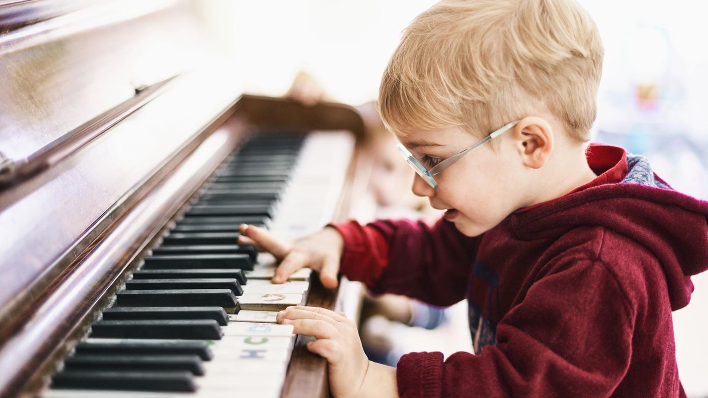 Hirnforschung: Mit drei schon ans Klavier? Wann Ihr Kind wirklich ein Instrument lernen sollte