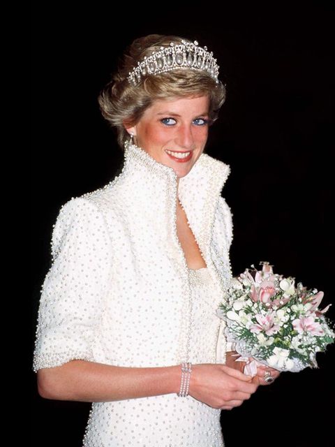 Prinzessin Diana mit glitzerndem Kopfschmuck und Ohrringen