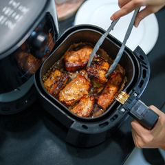 Bei Amazon gibt es die Tefal Dual Easy Fry Heißluftfritteuse im Angebot.