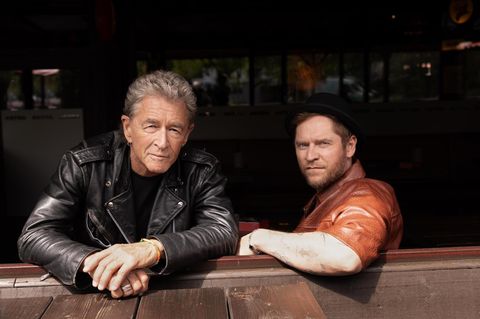 Peter Maffay und Johannes Oerding lehnen sich über ein Geländer (Portrait)