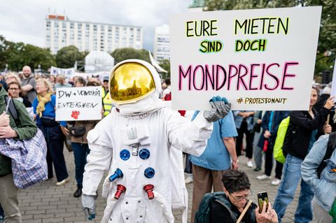Demonstrant im Astronautenkostüm