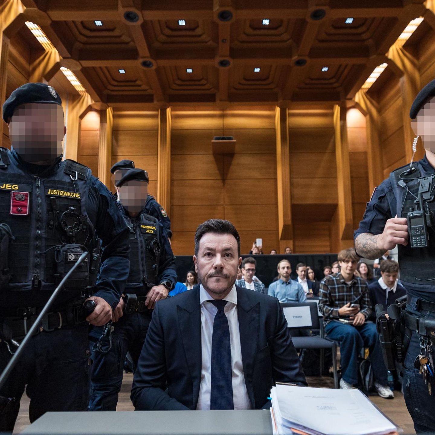 Innsbruck, Österreich. Die vergangenen Monate in Haft haben an Rene Benko genagt, darauf lässt zumindest sein Gesichtsausdruck schließen. Ab Dienstag muss sich der ehemalige Immobilien-Unternehmer erneut vor Gericht verantworten. Bei der Wiederaufnahme seines Prozesses geht es weiter um die Vorwürfe der betrügerischen Insolvenz im Zusammenhang mit einer Mietvorauszahlung. Wenn es für ihn schlecht läuft, könnte seine zweijährige Haftstrafe, zu der er bereits verurteilt wurde, noch verlängert werden.