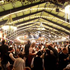Oktoberfestbesucher feiern in der Augustiner Festhalle