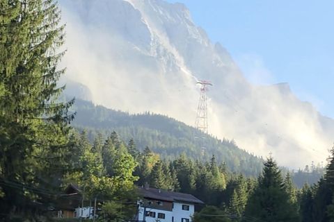 Durch einen Felssturz bildet sich eine große Staubwolke an der Zugspitze.