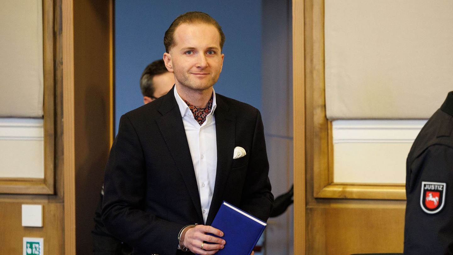 Wind power fraudster Hendrik Holt escaped with his own passport