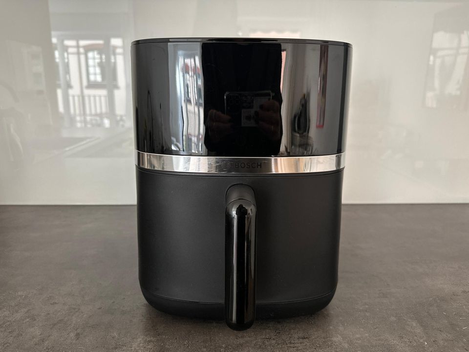 Der Bosch Airfryer Series 4 steht auf der Küchenzeile