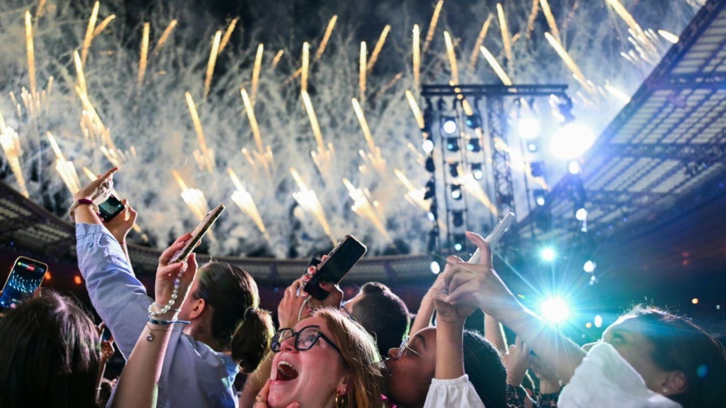 Stimmung im Stadion: Papst betet und feiert mit jungen Menschen