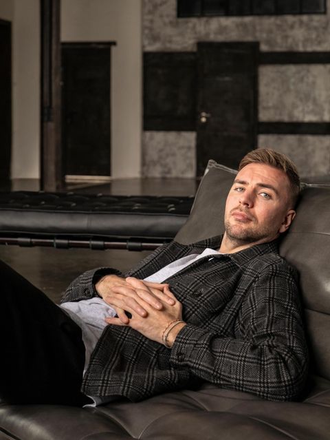 Christoph Kramer liegt auf einem Sofa
