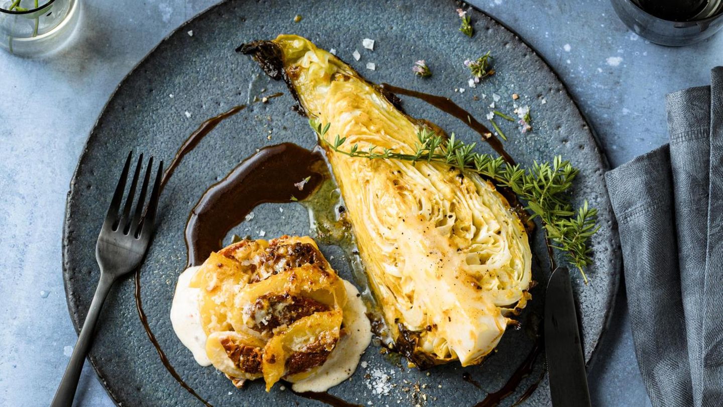 Geröstete Spitzkohl mit würziger Biersauce und Kartoffelgratin | STERN.de