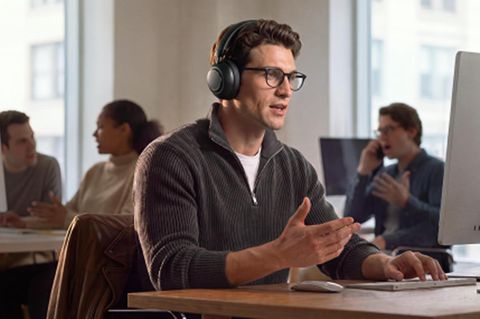 Noise-Cancelling-Kopfhörer im Gebrauch im Büro