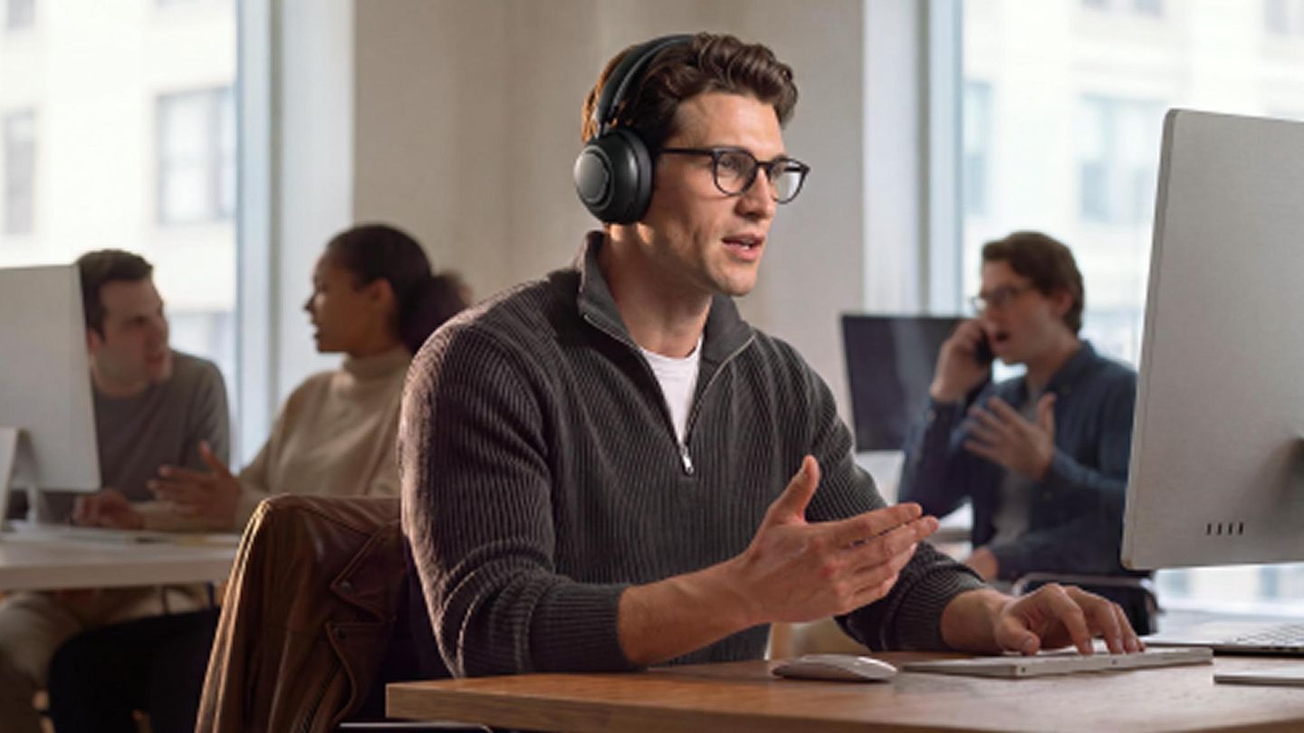 Noise-Cancelling-Kopfhörer im Gebrauch im Büro