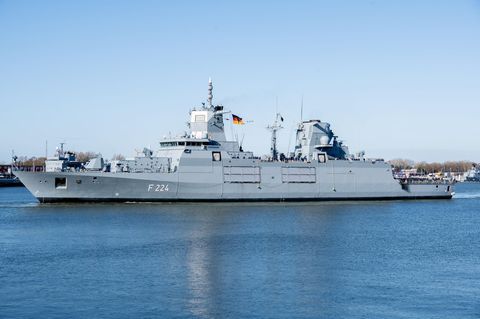 Ein Schiff der Marine fährt im Hafen von Wilhelmshaven ein, Deutschlands größtem Marinestützpunkt