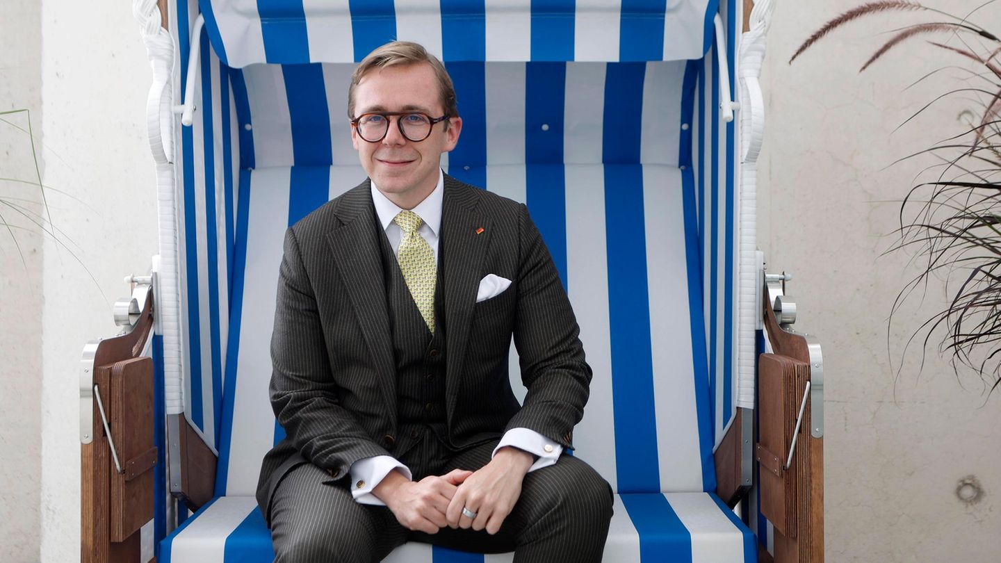 Philipp Amthor's beach chair finds a new home