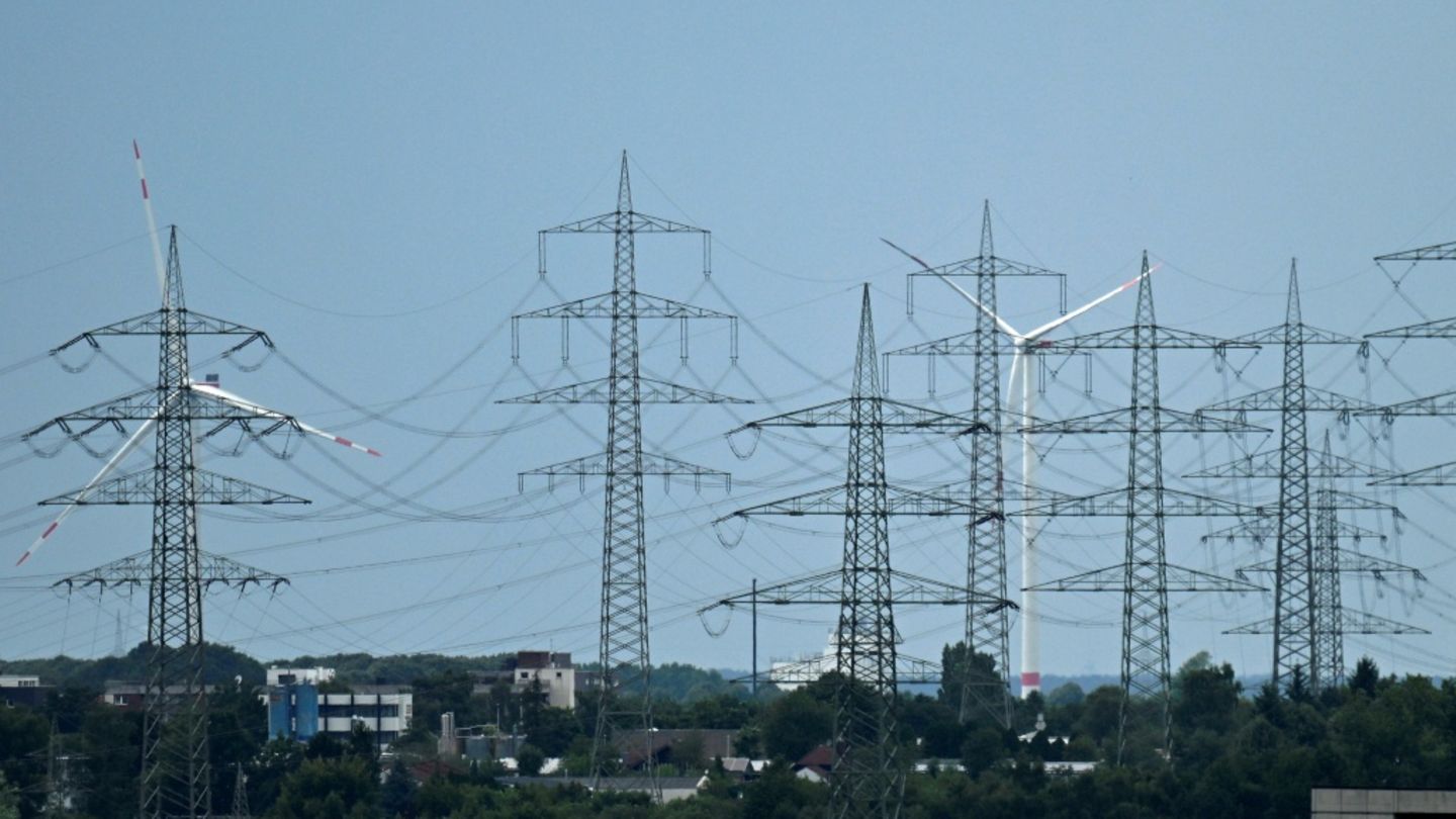 Strompreise dürften leicht steigen: Übertragungsnetzentgelte werden 2027 angehoben