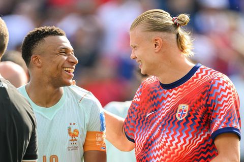 Erling Haaland und Kiliam Mbappé unterhalten sich während der Fußball-WM 2026 auf dem Platz