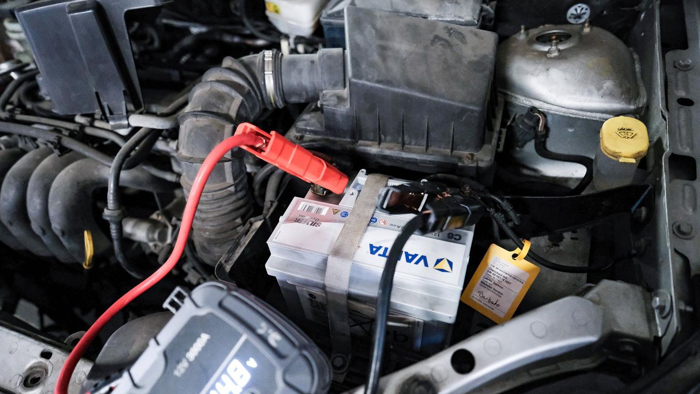 Autobatterie: Rotes oder schwarzes Kabel? So gelingt die Starthilfe
