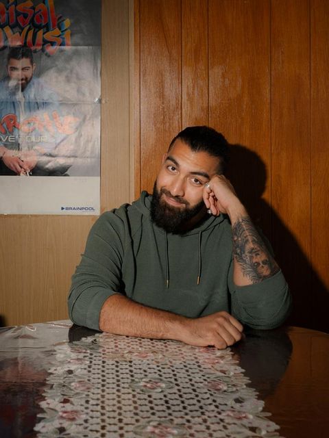 Der Komiker Faisal Kawusi im Wohnzimmer seines Elternhauses