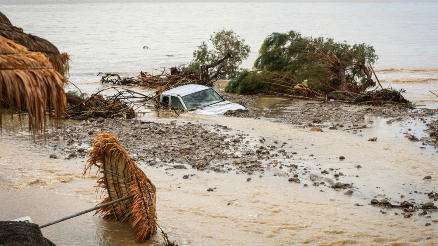 Crete: Heavy rains cause flooding.