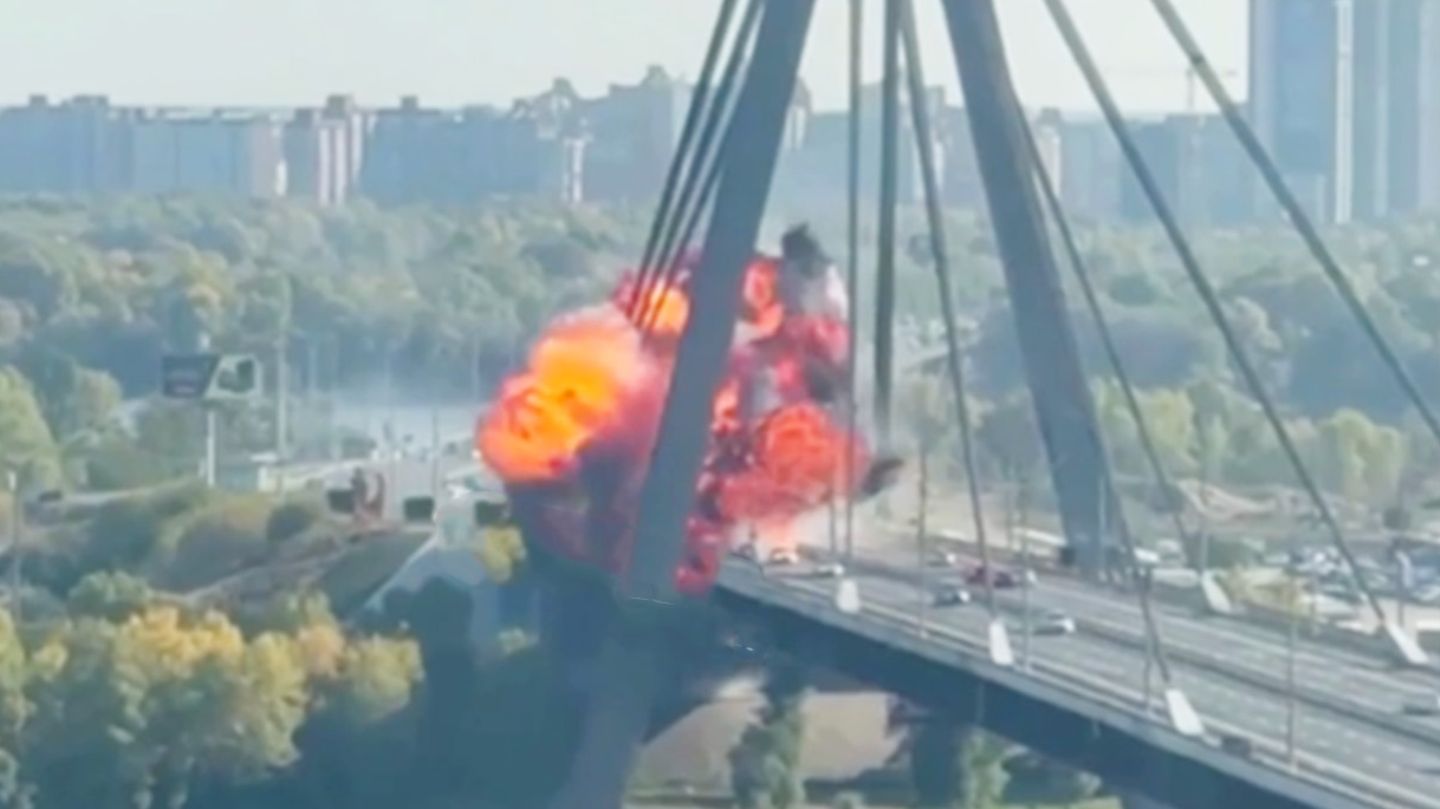 Russian drone hits bridge in Kyiv - | Video shows massive impact