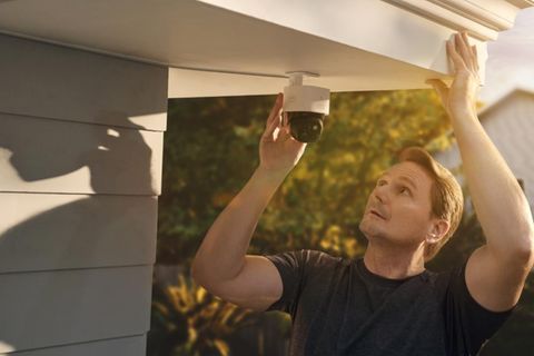 eufy SoloCam S340 Überwachungskamera hängt.