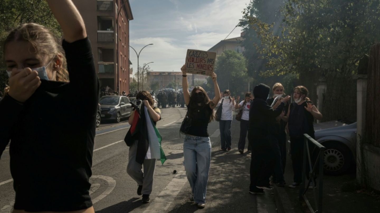 Einsatz von Tränengasgranate: Polizist wegen Gewaltanwendung bei Schülerprotesten angeklagt